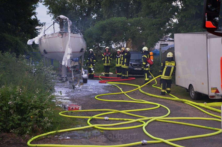 Feuer 1 Yacht explodiert Koeln Muelheim Hafen Muelheim P019.JPG